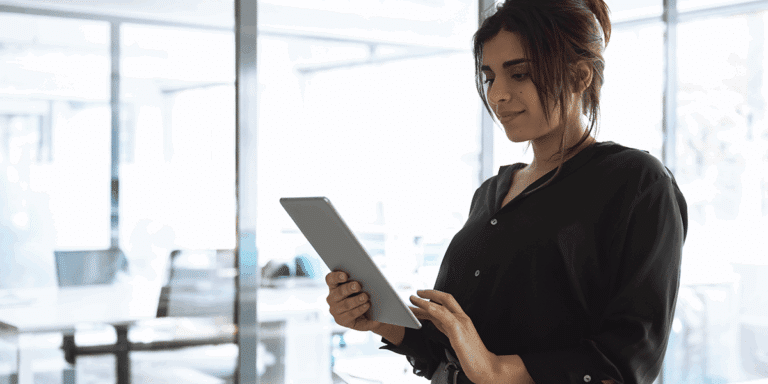 mulher-mexendo-em-tablet-no-trabalho