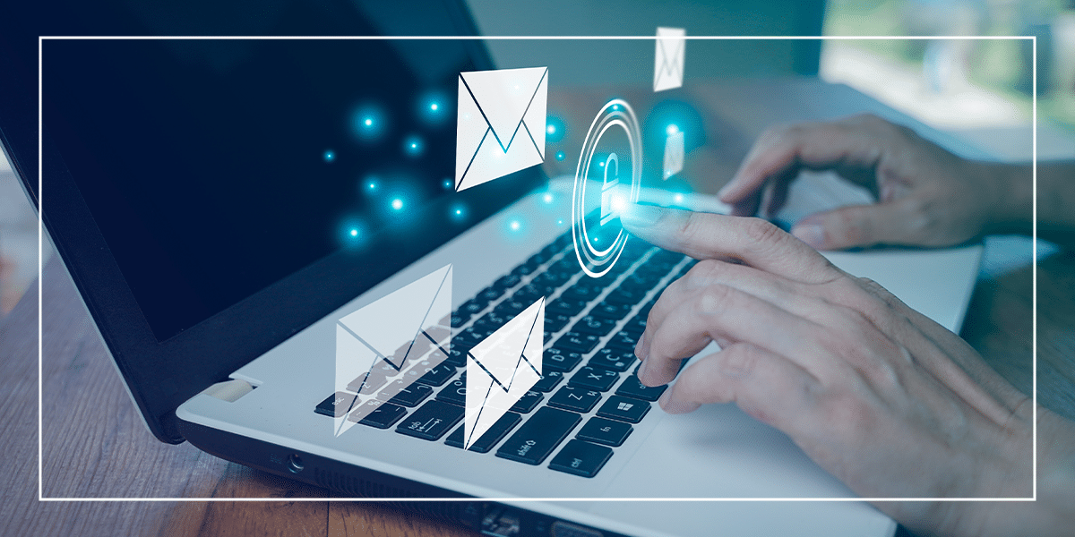 pessoa-digitando-com-icones-de-email