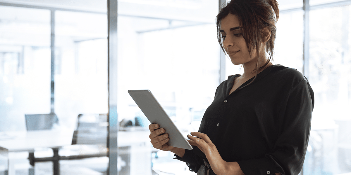 mulher-mexendo-em-tablet-no-trabalho