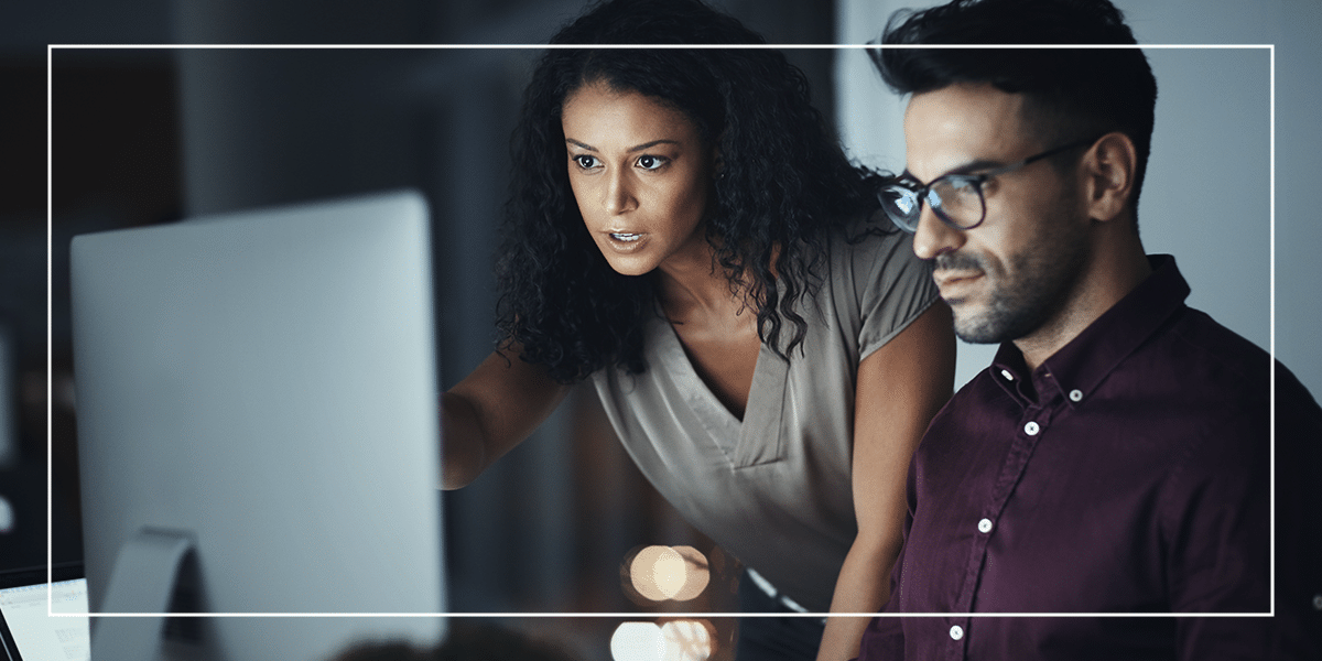 pessoas-olhando-tela-de-computador