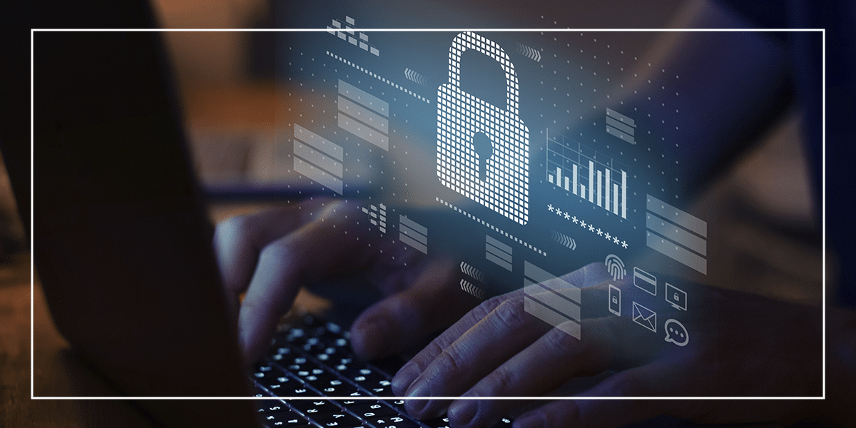 pessoa-digitando-simblo-de-cadeado-a-frente