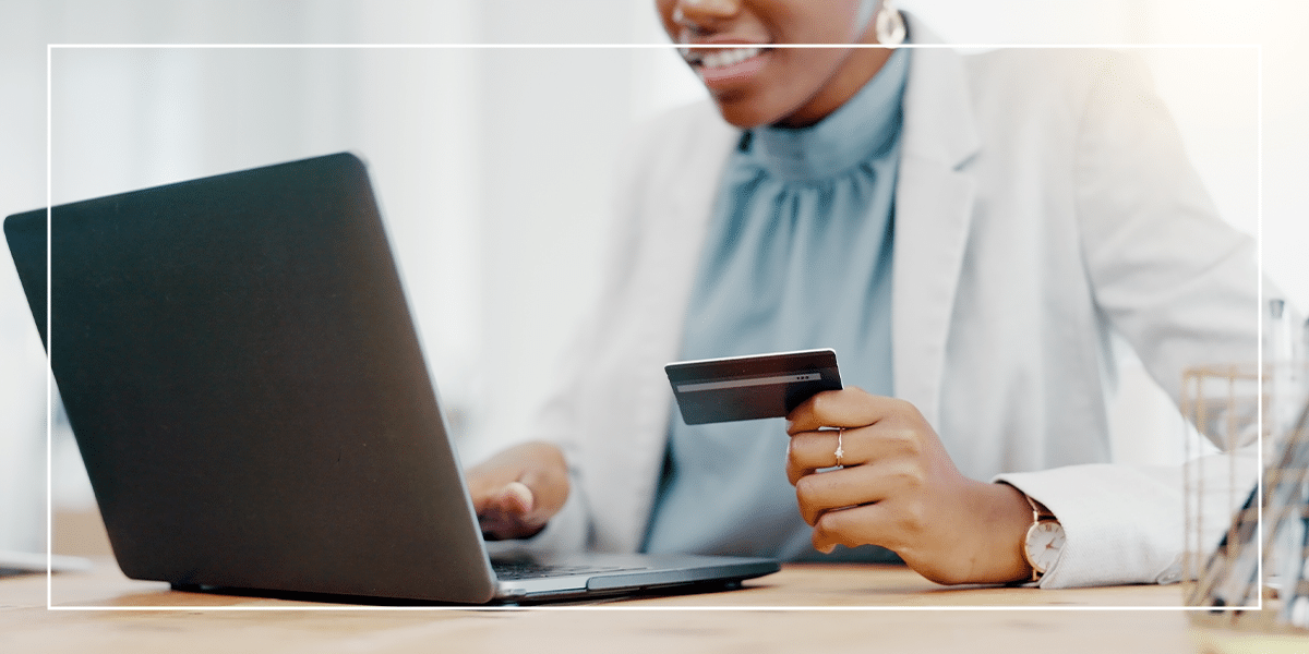 mulher-cadastrando-cartao-em-site