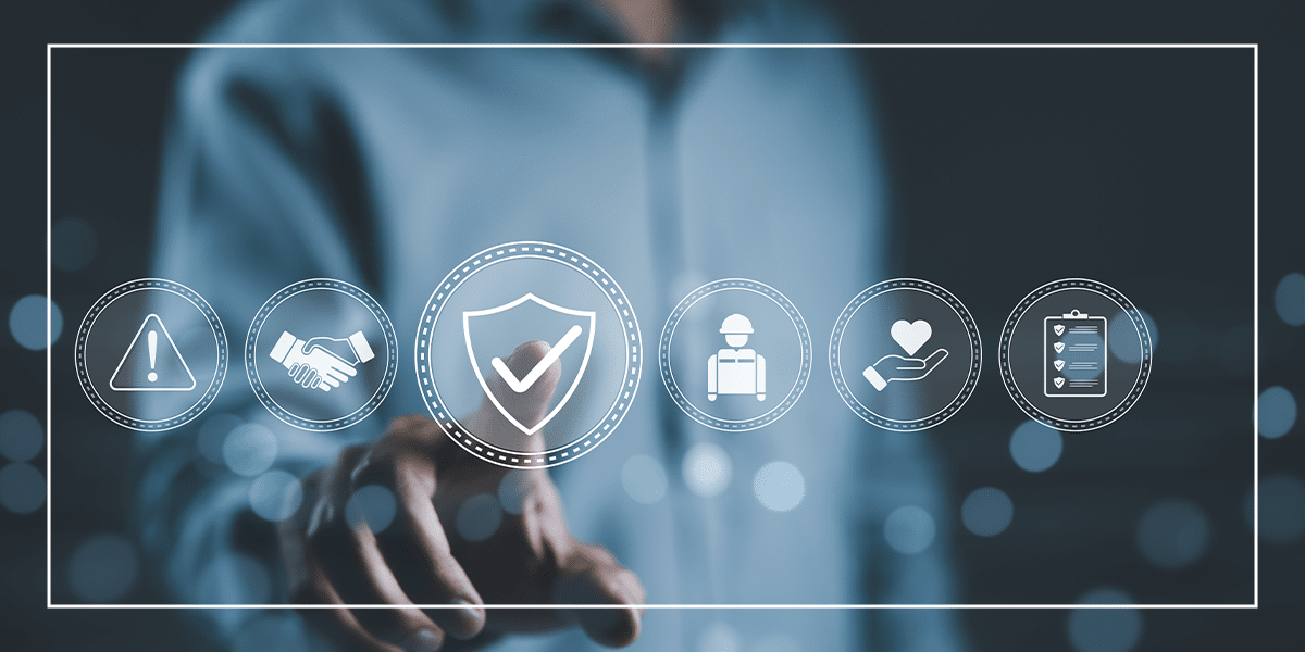 pessoa-escolhendo-simbolo-de-seguranca