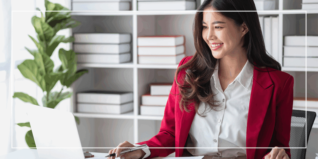 advogada-trabalhando-utilizando-computador