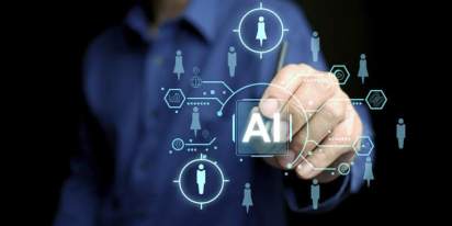 pessoa-segurando-simbolo-holografico-de-ia