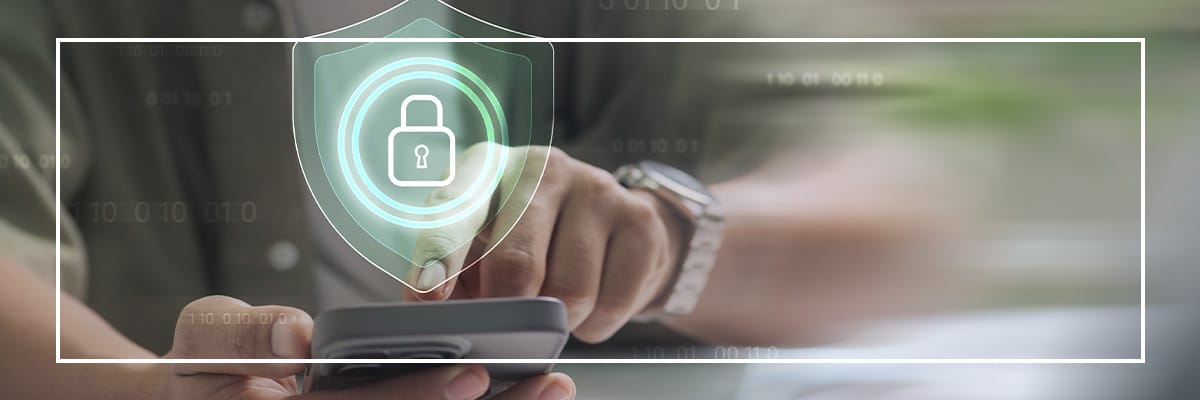 mulher-mexendo-no-celular-com-simbolo-de-segurança