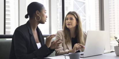 mulheres-executivas-conversando