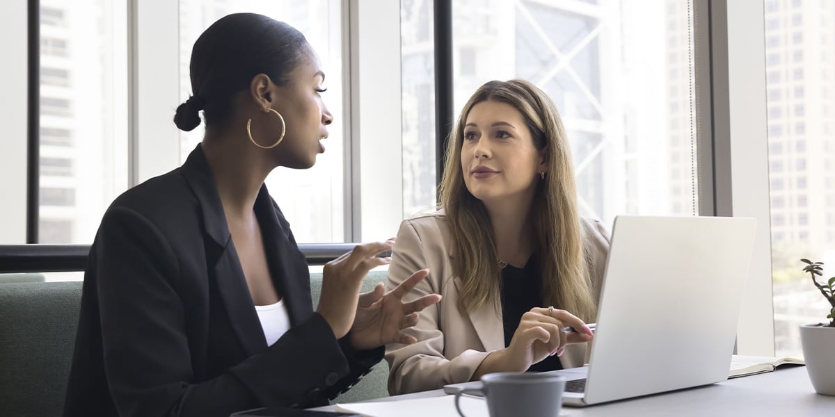 mulheres-executivas-conversando