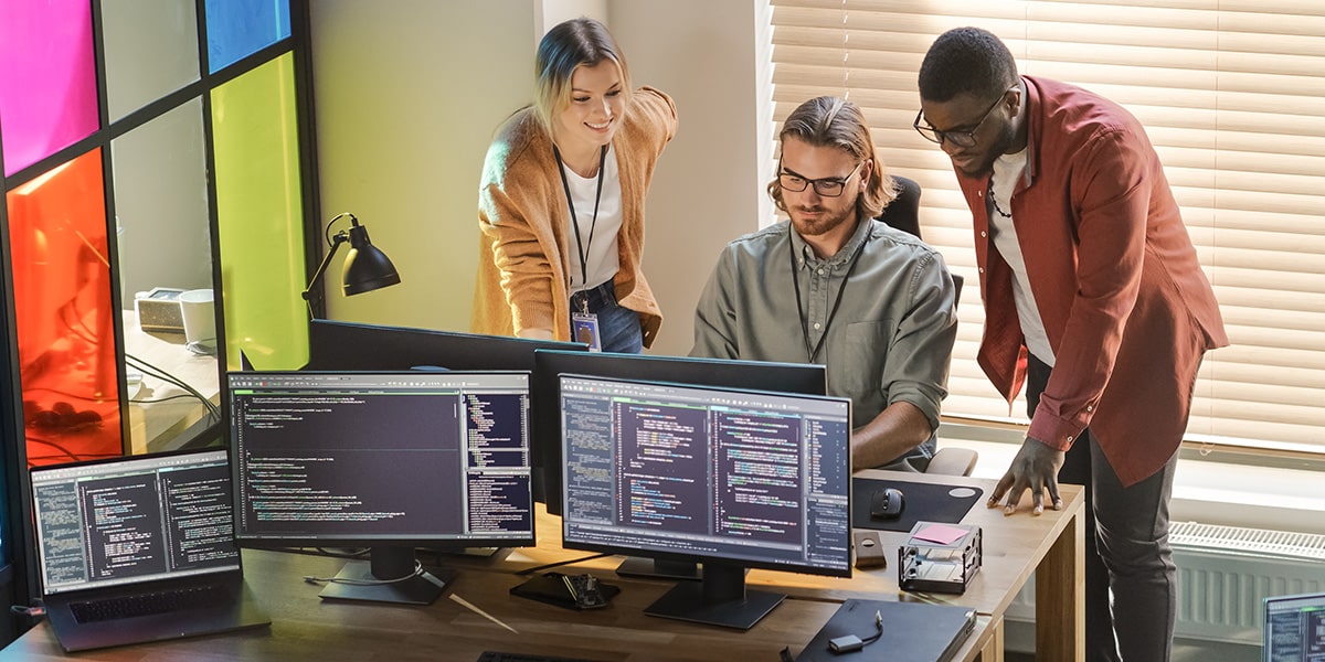 grupo-de-programadores-conversando