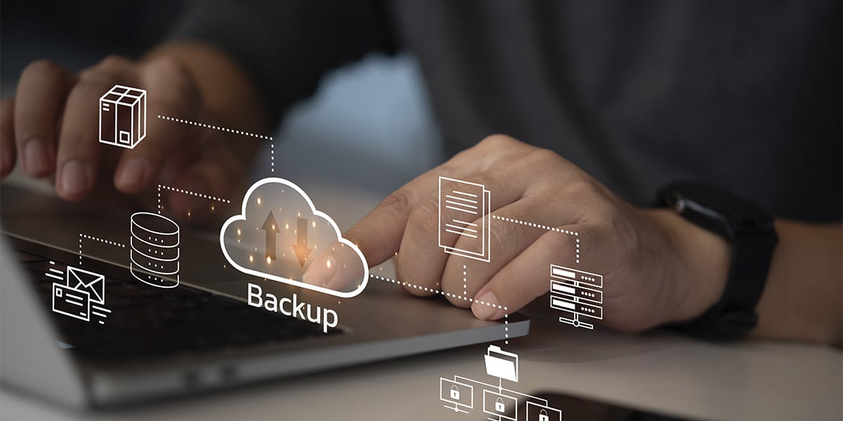 computador-com-icone-de-nuvem-tecnológica